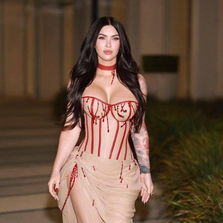 КРАСОТКА &#128148; Меган Фокс впервые вышла в свет после рождения четвертого ребенка - она появилась на спецпоказе фильма «Тело Дженнифер» 2009 года.