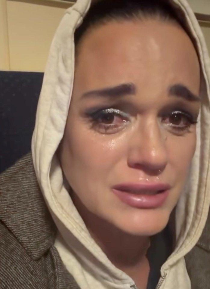 «Не попадала в фонограмму и еле говорила»: певица Слава разрыдалась из-за скандала на концерте в Пензе