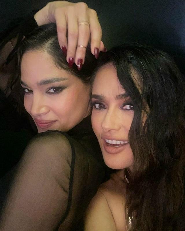 Мы любим истории о тёплых человеческих связях — и дружба Софии Бутеллы и Сальмы Хайек именно из таких.😏