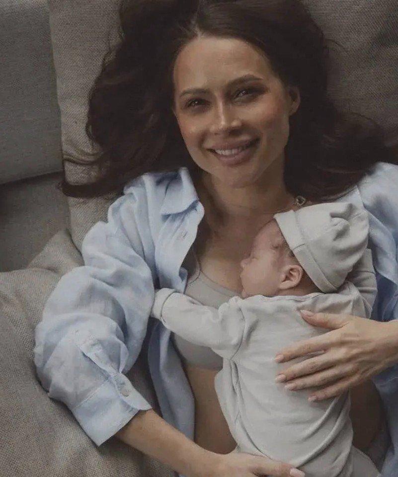 «Мы получили шанс»: Жених больной раком Лерчек показал фото с ней и их сыном