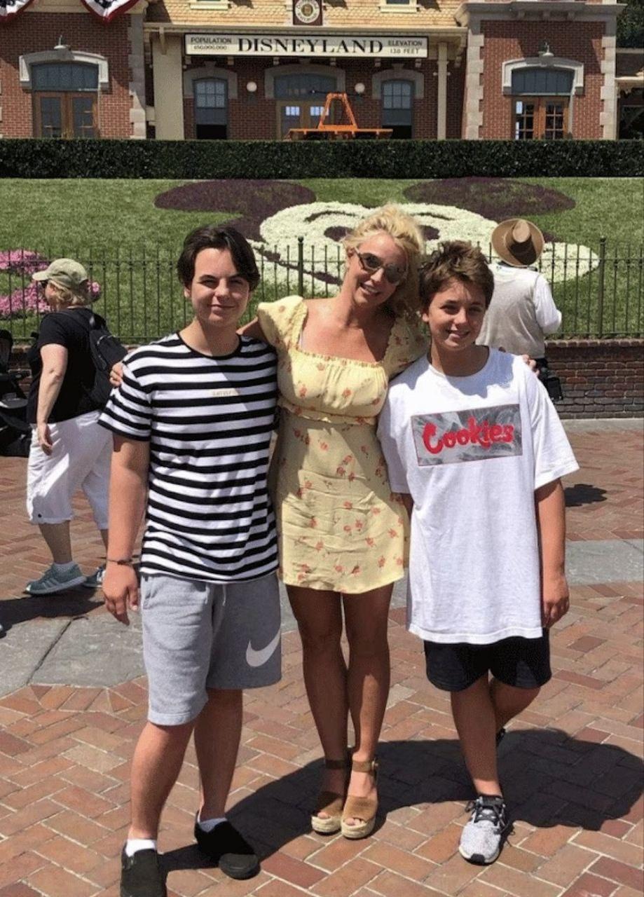 ЧТО С НЕЙ ПРОИСХОДИТ? &#128148; Бритни Спирс пугала близких своим поведением по отношению к детям