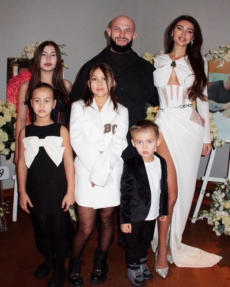 Раздельный переезд Самойловой и Джигана спровоцировал неожиданный раскол среди их четверых детей. Если старшая Ариела и спокойная Майя адаптировались к жизни с мамой, то Давид и Лея явно получают больше драйва от компании отца.