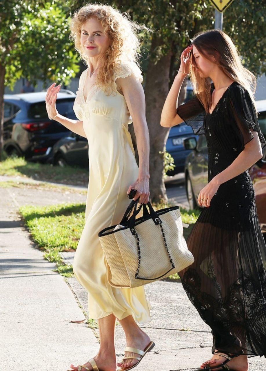 Николь Кидман провожает 2025-й налегке: актрису без парика и белья заметили на прогулке с дочкой в Сиднее