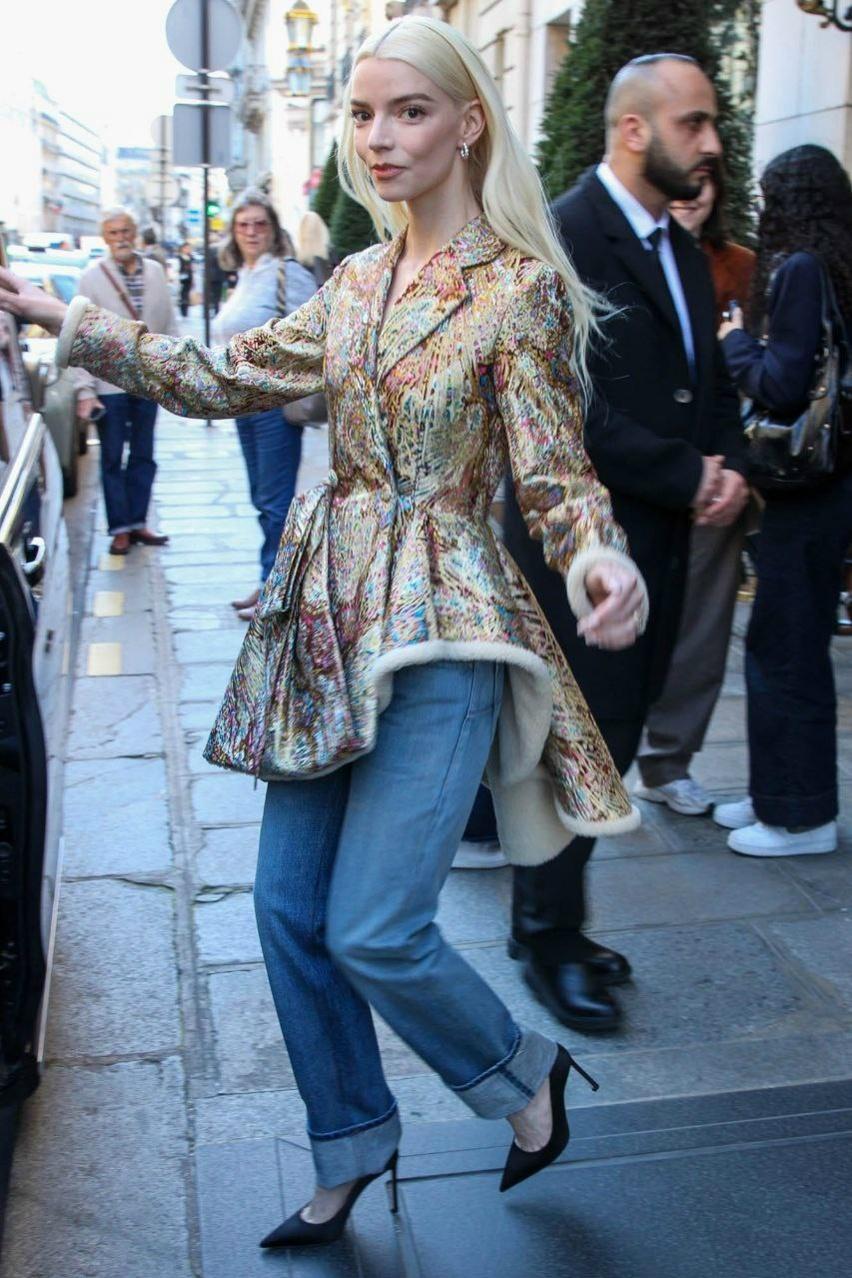 Аня Тейлор-Джой тем временем уже выгуливает образ из новой осенне-зимней коллекции Dior Джонатана Андерсона