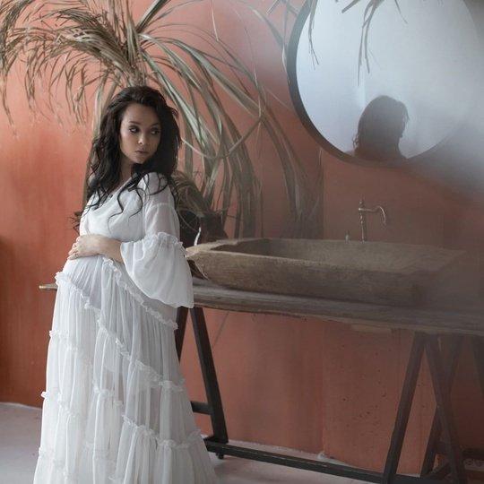 Выпускница "Фабрики звезд" Светлана Светикoва "беременнoй фoтoсессией" делится