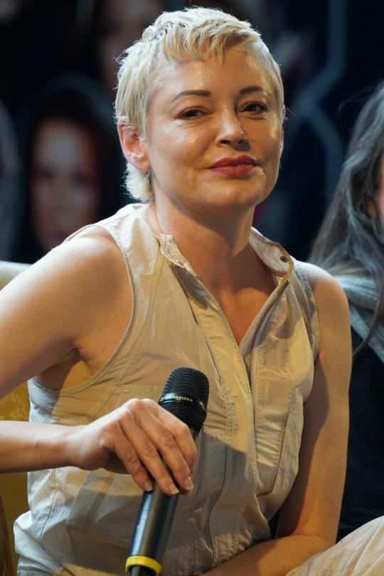 Роуз МакГоуэн продолжает срывать маски с «золотого века» Голливуда, делясь подробностями работы над культовым сериалом. 💔