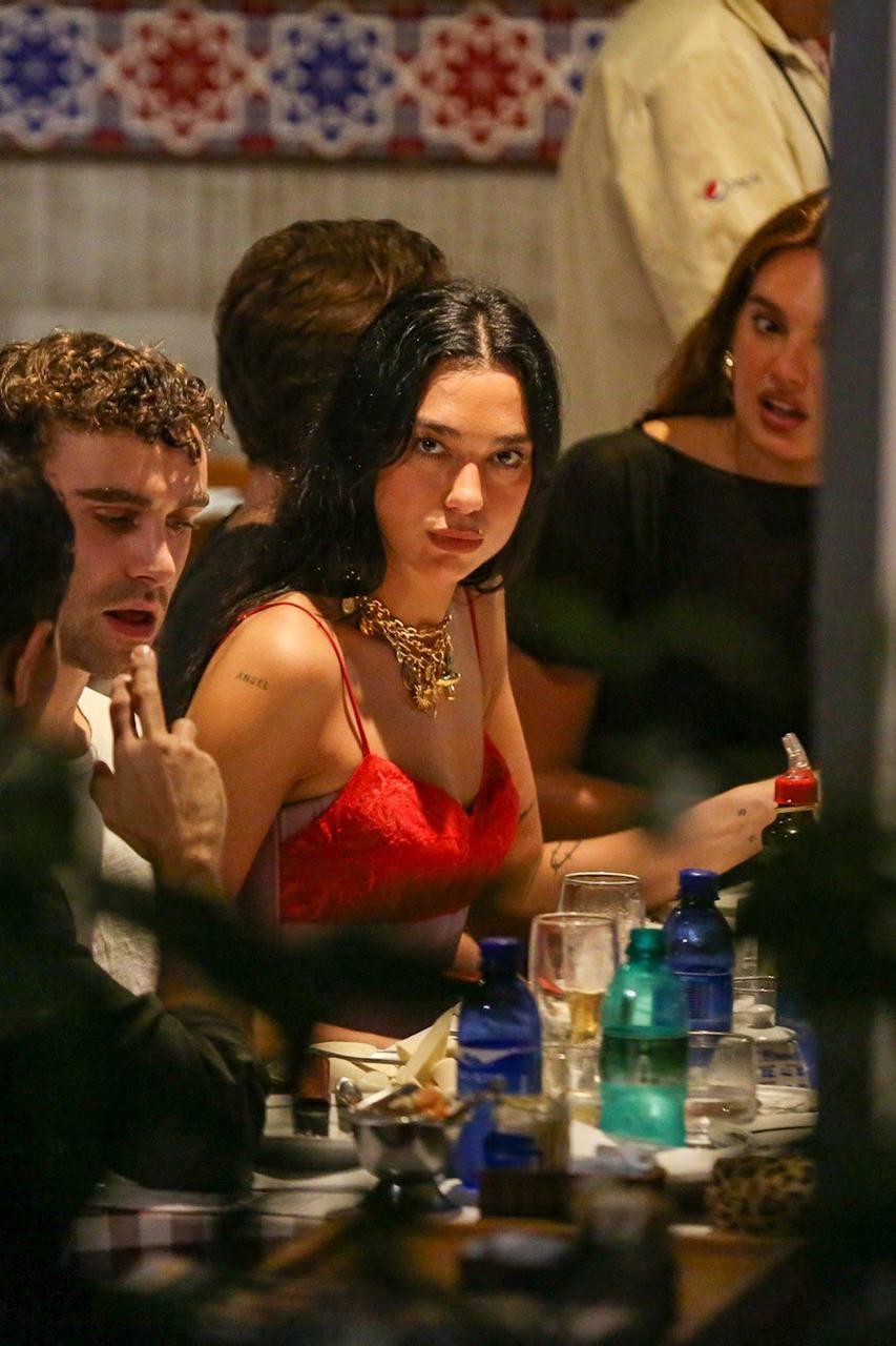 Пятничным утром следуем действиям Дуа Липы — сначала смотрим вот так на коллег, затем залезаем в сумочку за открывашкой