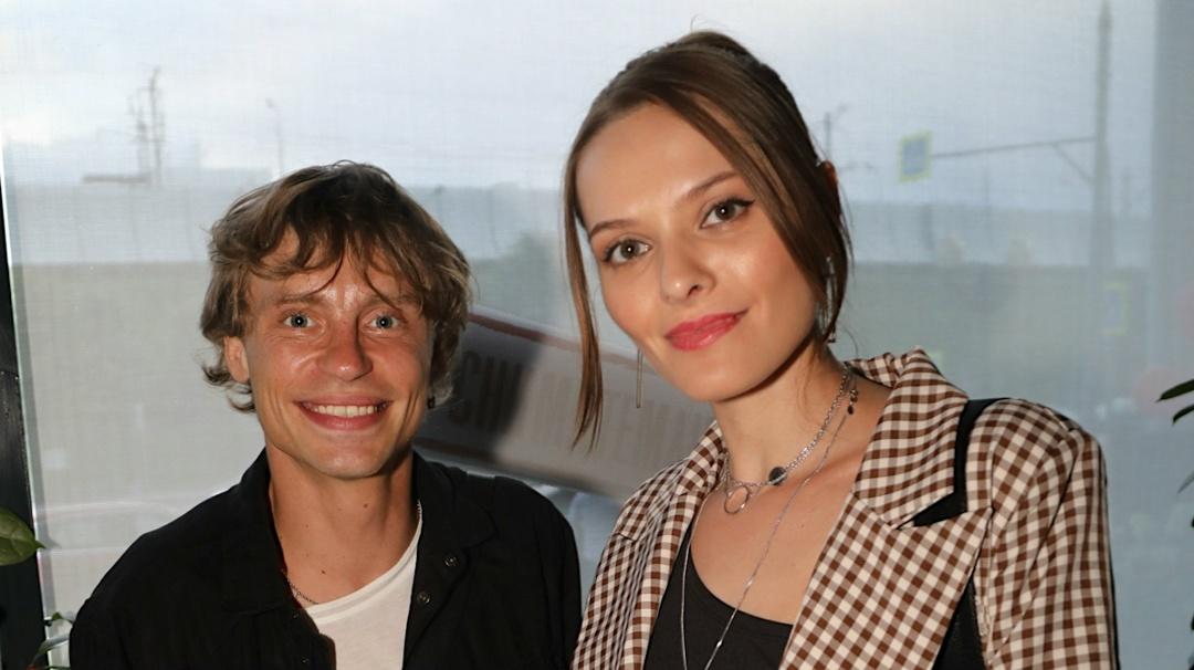 Главный герой фильма «Сволочи» и сериала «Кадетство» Александр Головин наконец-то остепенился: актер женился на звезде сериала «След» Александре Поповой.👪