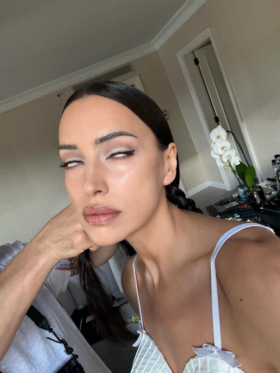 Ирина Шейк в в дерзком ретро в Праге на презентации календаря Pirelli-2026&#128293; Наша&#10084;‍&#128293;