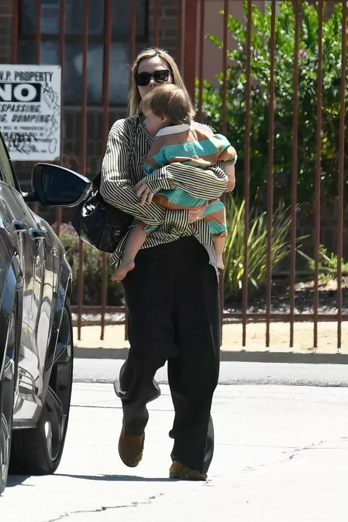 Не сразу узнали Марго Робби без образов от кутюр: папарацци подловили актрису с крошкой-сыном и мужем Томом Акерли в центре Лос-Анджелеса