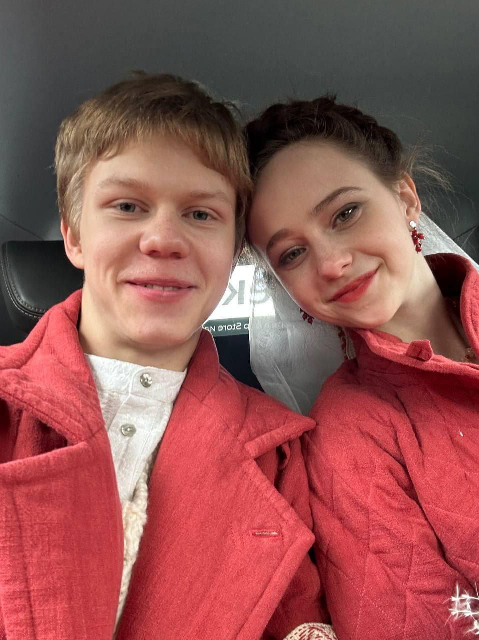 Опубликованы кадры со свадьбы 18-летнего актера Тимофея Кочнева и 20-летней актрисы Таисьи Калининой