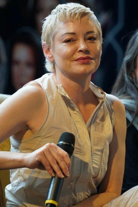 Роуз МакГоуэн, одна из главных вдохновительниц движения MeToo, пролила свет на изнанку съемок культовых «Зачарованных»