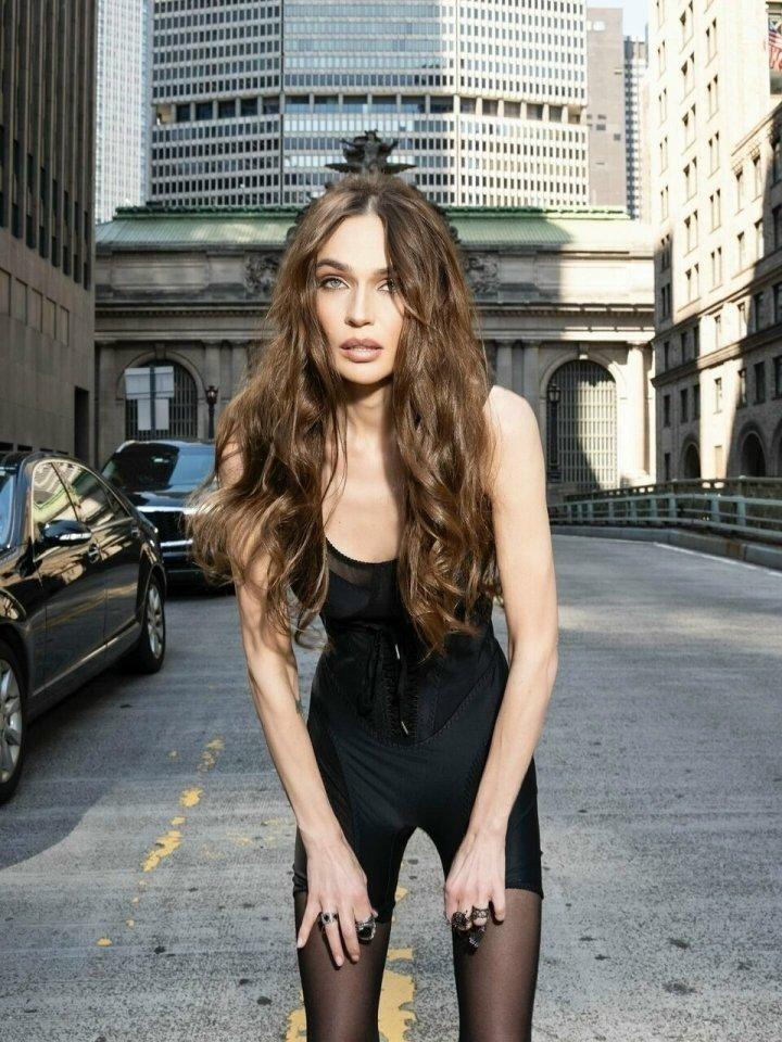 Алёна Водонаева сменила амплуа: на смену привычному яркому образу пришла эстетика, которую многие называют пугающей