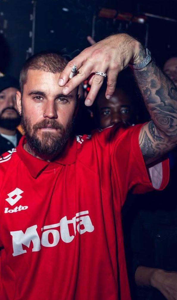 Отец года — Джастин Бибер тусит, надев кольцо с именем своего сына&#128531;