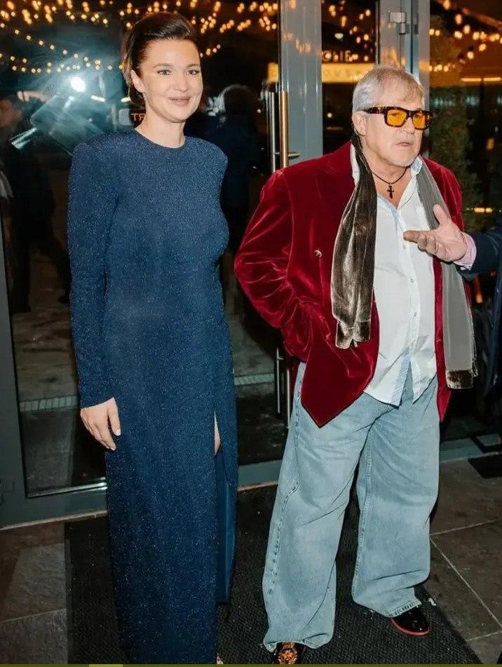 Дмитрий Дибров вышел в свет с новой возлюбленной Екатериной Гусевой, которая знакома с его экс-супругой Полиной Дибровой👀