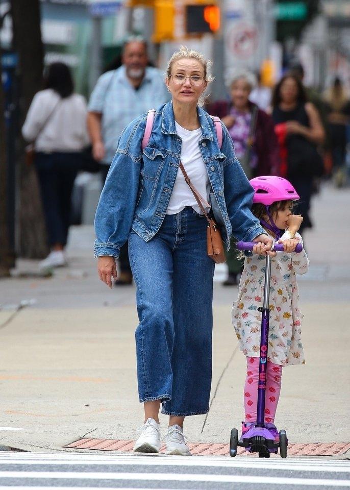 Редкий гость в объективах фотографов — Кэмерон Диас — порадовала фанатов новым выходом! Актриса вместе с подросшей дочерью Рэддикс прогулялась по улицам Нью-Йорка, выбрав для променада трендовый деним.