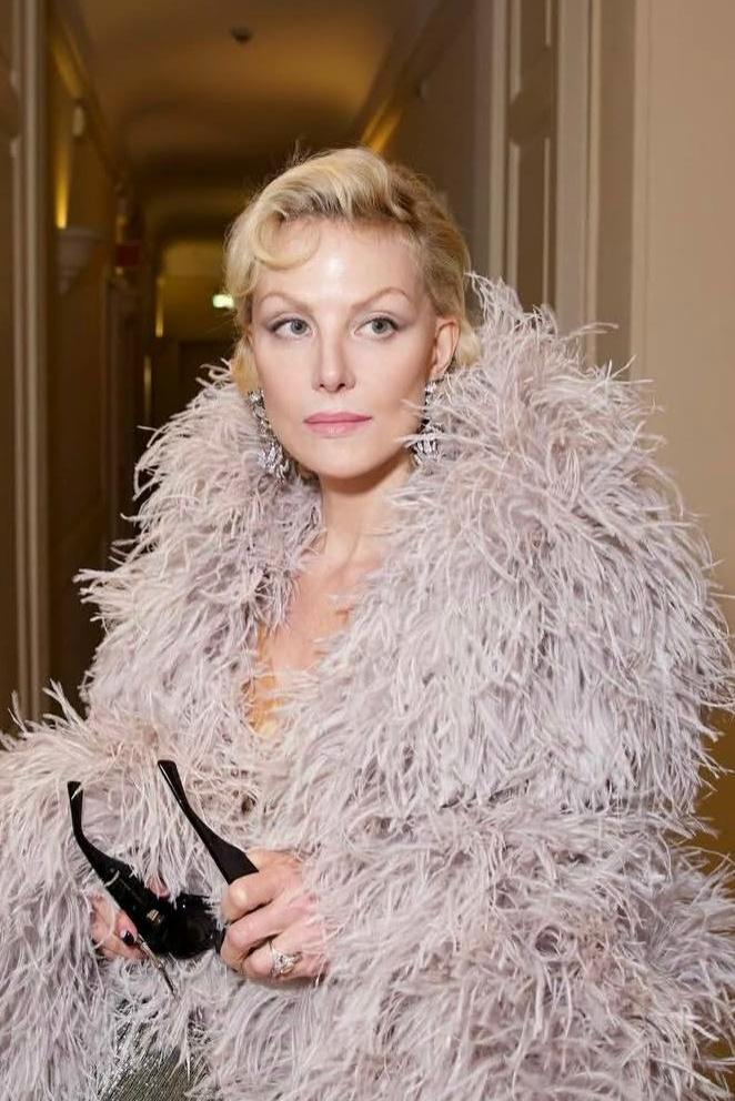 Рената Литвинова вся в перьях уже спешит к своему другу Демне Гвасалии на показ Gucci