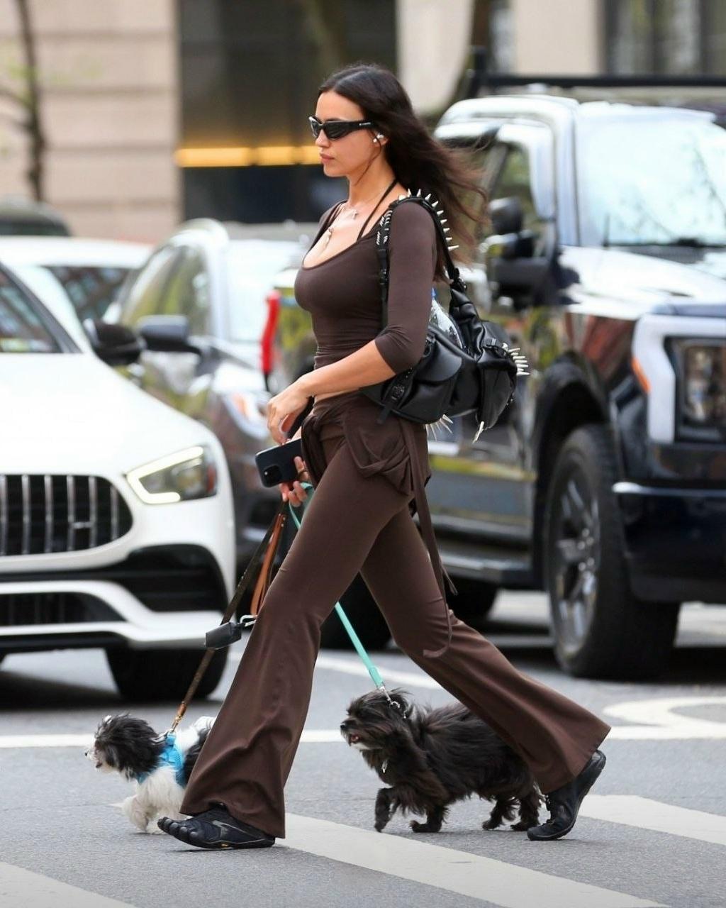 В рубрике «Подкрадули дня» сегодня Ирина Шейк и её Vibram FiveFingers, идеально дополнившие узнаваемый уличный стиль модели с пушистиками