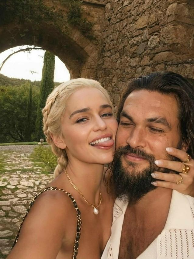 Джейсон Момоа в очередной раз растрогал фанатов «Игры престолов», публично признавшись в нежных чувствах к Эмилии Кларк.💔