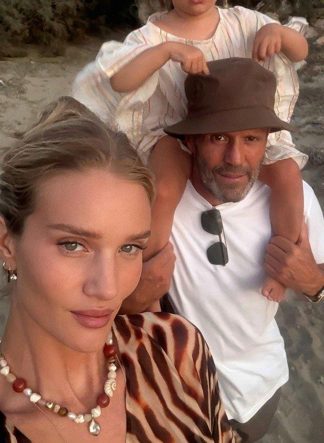 Роузи Хантингтон-Уайтли решила разбавить наши будни эстетикой своей личной жизни. Новые фотографии с 57-летним Джейсоном Стэтхэмом — это не просто контент, а настоящий гимн семейным ценностям.