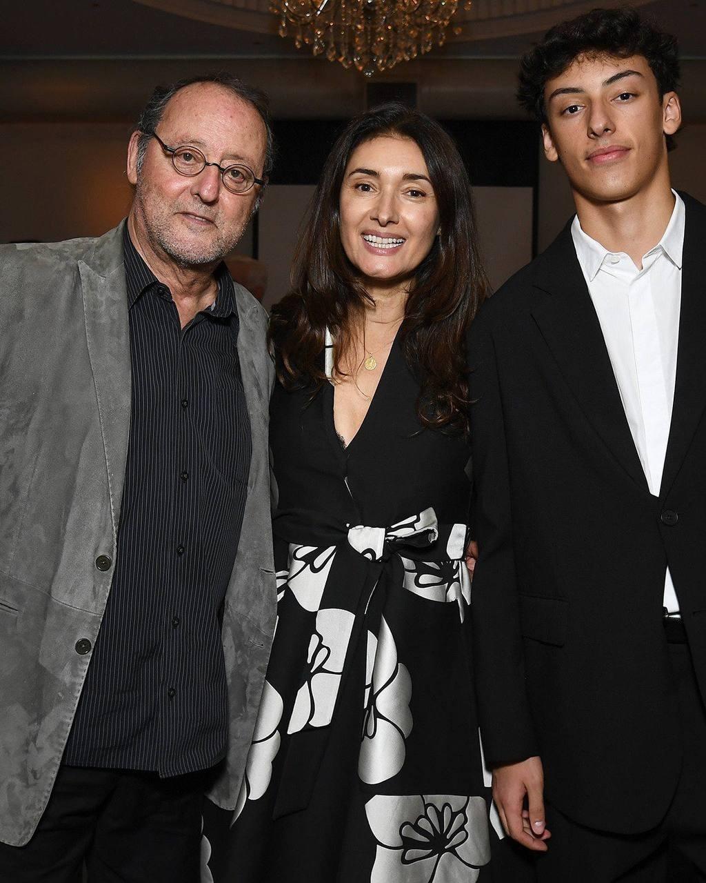 КАКИЕ ЖЕ ОНИ КЛАССНЫЕ &#128148; Французкий актер Жан Рено и его редкий выход в свет вместе с супругой Зофией и сыном Сиело.