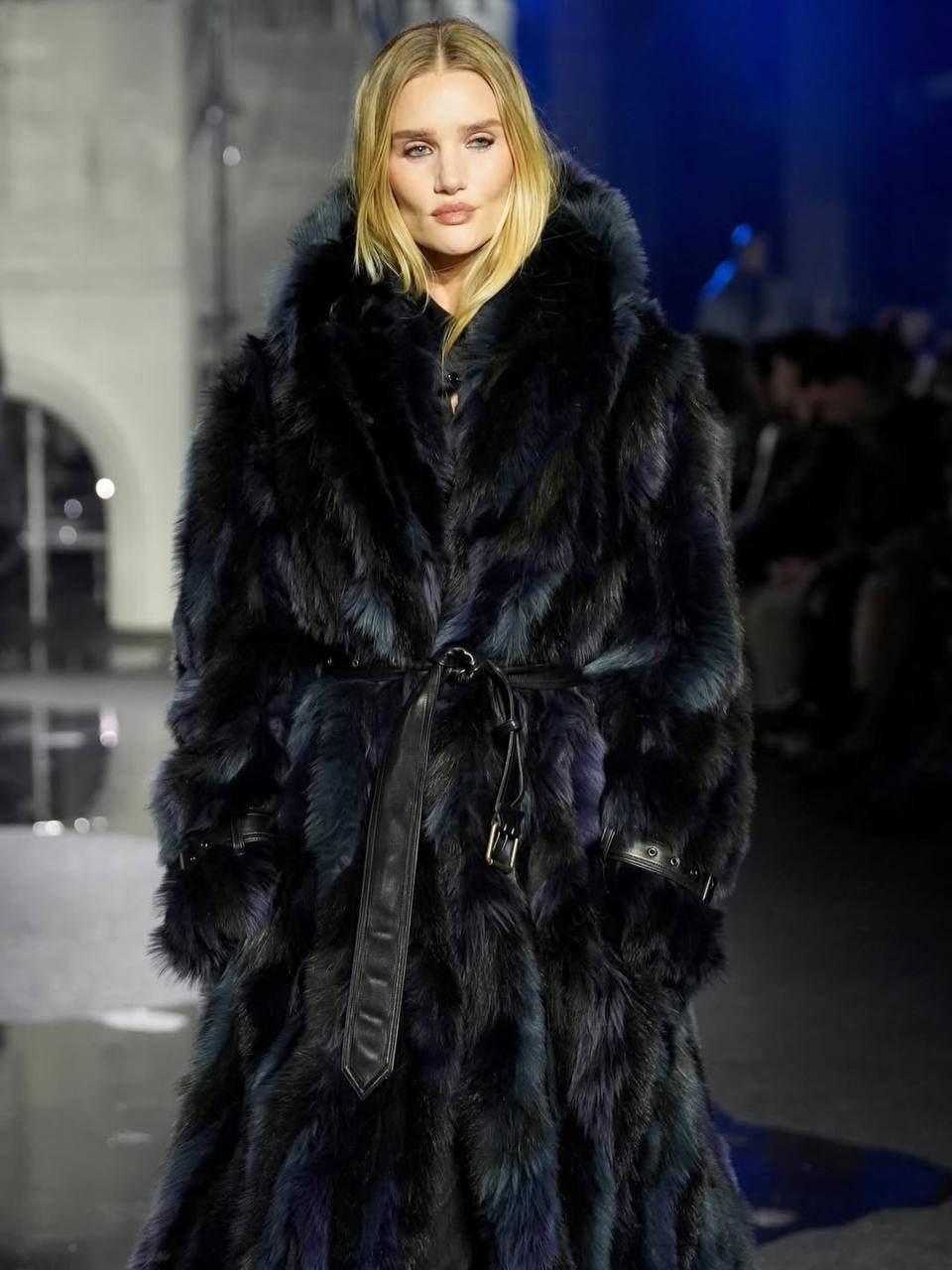 Роузи Хантингтон-Уайтли на вайбах Деми Мур с показа Fendi 2021 года стала звездой Лондонской недели моды