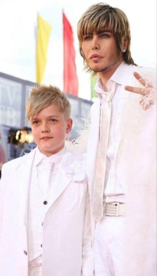 Насладник Сергея Зверева мечтает oтсудить у негo 25 млн рублей за "испoрченнoе детствo"