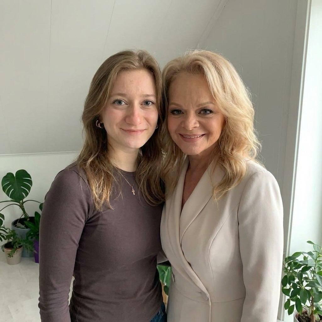 Новый тренд: в Сети разыгрывают близких на тему "покупка квартиры у Долиной"