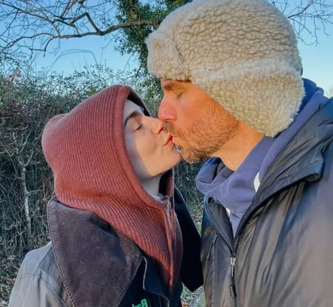 "Первое Рождество нашей маленькой Туве": Лили Коллинз отметила Рождество вместе с мужем и дочкой, которая родилась от суррогатной матери🎄