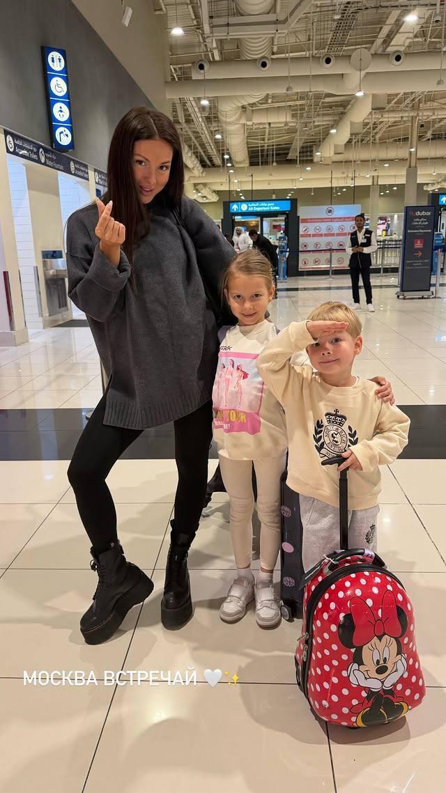Певица Нюша забрала детей из Дубая из-за неспокойной обстановки обратно в Москву.