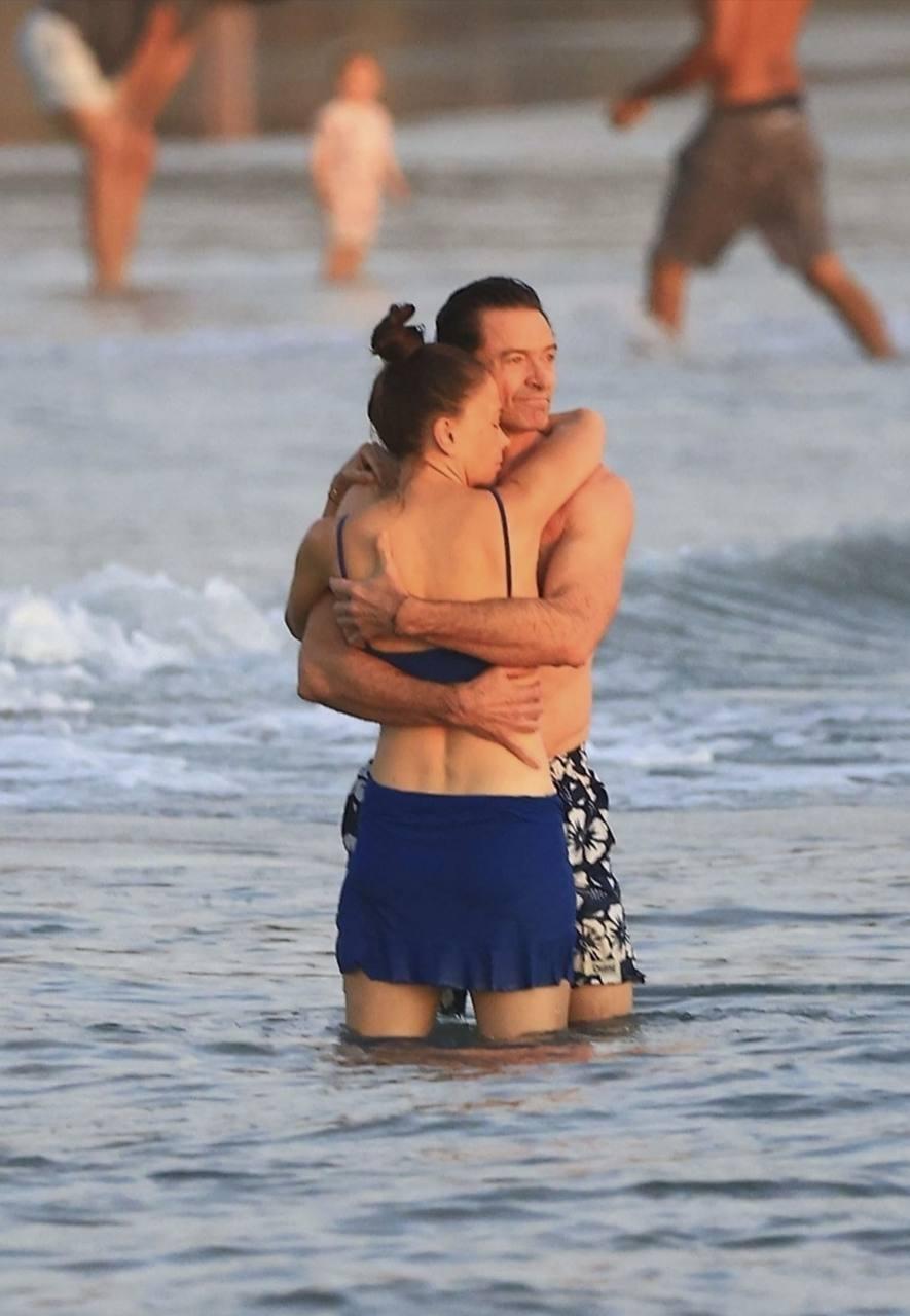 Хью Джекман и его угонщица Саттон Фостер красиво посылают приветик Деборре-Ли Фернесс с Коста-Рики