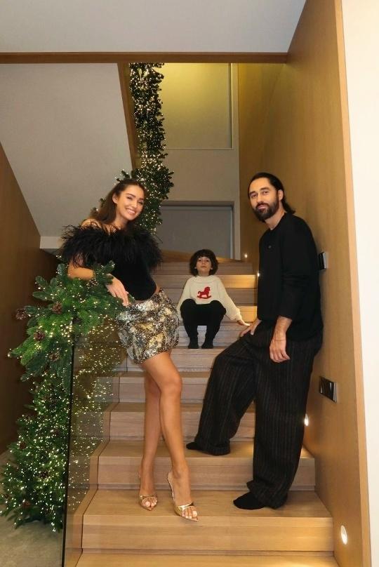Певец МОТ поделился трогательными новогодними снимками с с женой Марией и сыном Соломоном 🎄