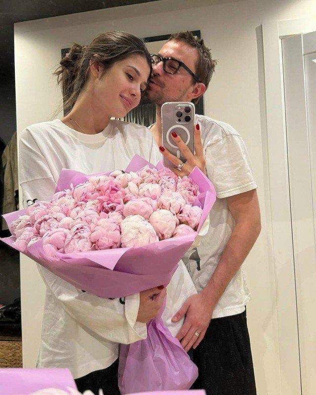 Семейная идиллия Александра и Виктории Петровых вышла на новый уровень. Супруги решили не затягивать с крещением маленького Фёдора, которому недавно исполнилось два месяца. Виктория, описывая событие, подчеркнула важность момента и присутствие родных.