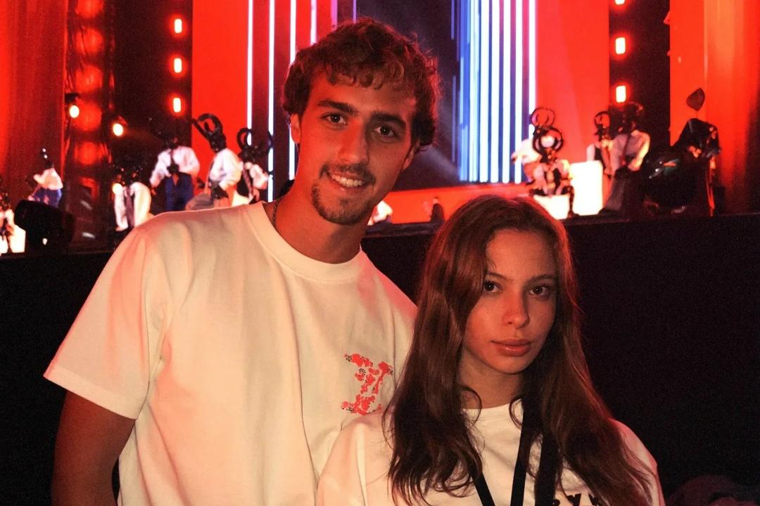 «Поздравляю, папуля»: 17-летняя дочь Сергея Жукова появилась на его шоу вместе с бойфрендом-футболистом 😅