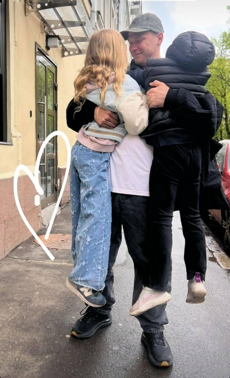 Супруга Юры Борисова Анна Шевчук поделилась трогательными кадрами с ним и их дочками