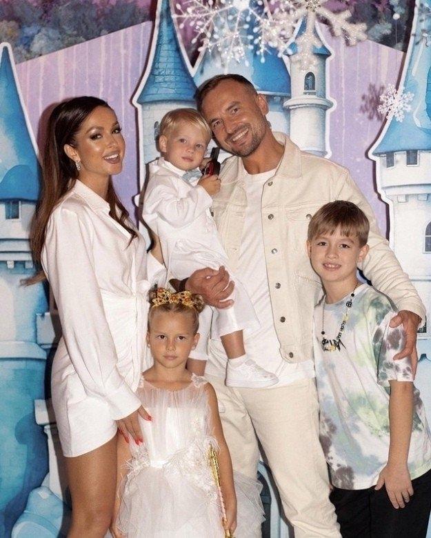 После развода певицы Нюши и Игоря Сивова их дети – 5-летняя Симба-Серафима и 2-летний Саффрон – продолжили жить с отцом в Дубае, под присмотром няньНюша, которая сейчас находится в Москве, регулярно навещает их