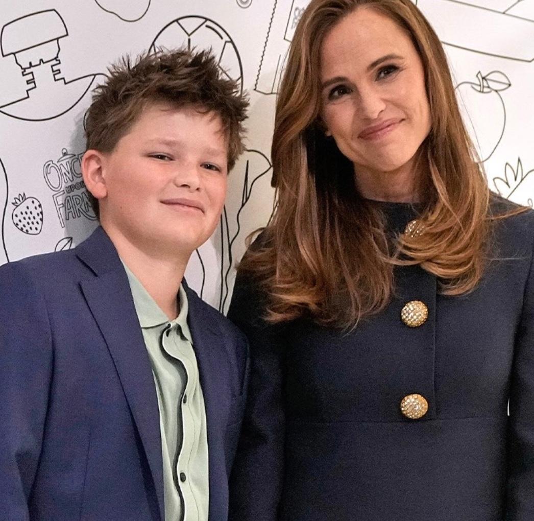 📈🗽 Дженнифер Гарнер отметила важное событие — её бренд Once Upon a Farm вышел на Нью-Йоркскую фондовую биржу. На церемонию она пришла вместе с 13-летним сыном Сэмюэлем.