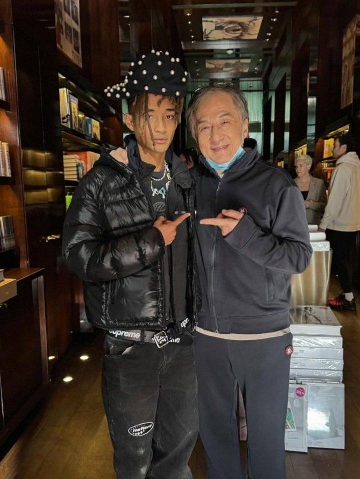 Спустя 16 лет после выхода хита «Каратэ-пацан» Джейден Смит продолжает называть Джеки Чана своим главным наставником. 😅