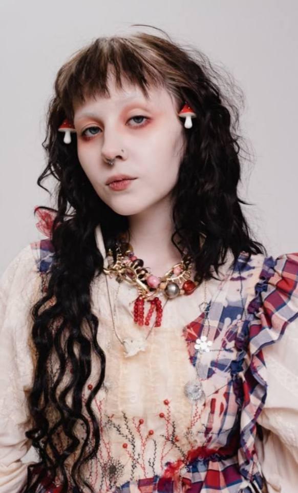 18-летняя дочь Глюкозы решила стать обычной девушкой и устроила фотосессию с цветами