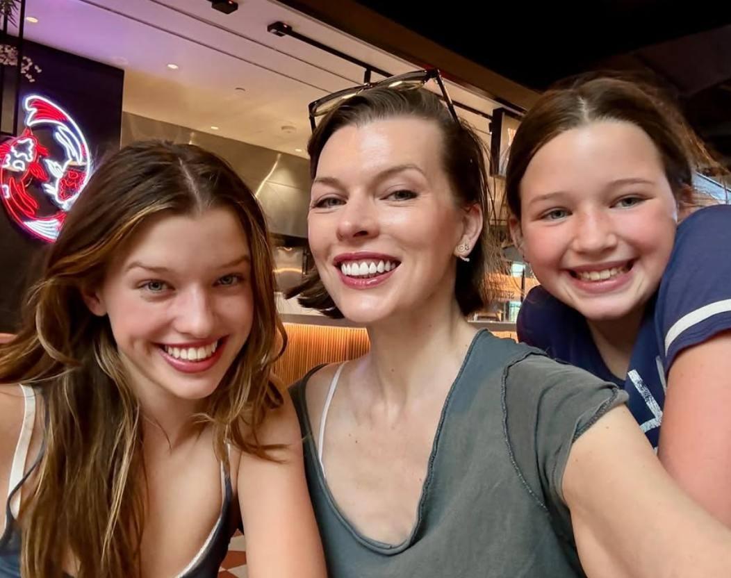 Начинаем день с милого домашнего контента от Милы Йовович с детьми.