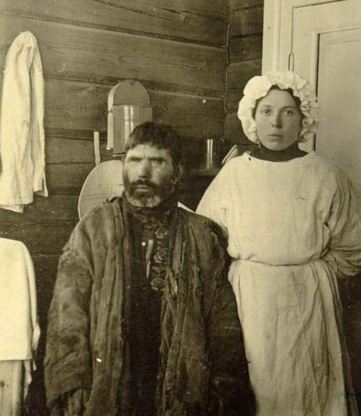 Снимок из Большеулуйского врачебного пункта демонстрирует фельдшера Анастасию Порфирьевну Мельникову, принимающую ссыльнопоселенца в возрасте 34 лет.