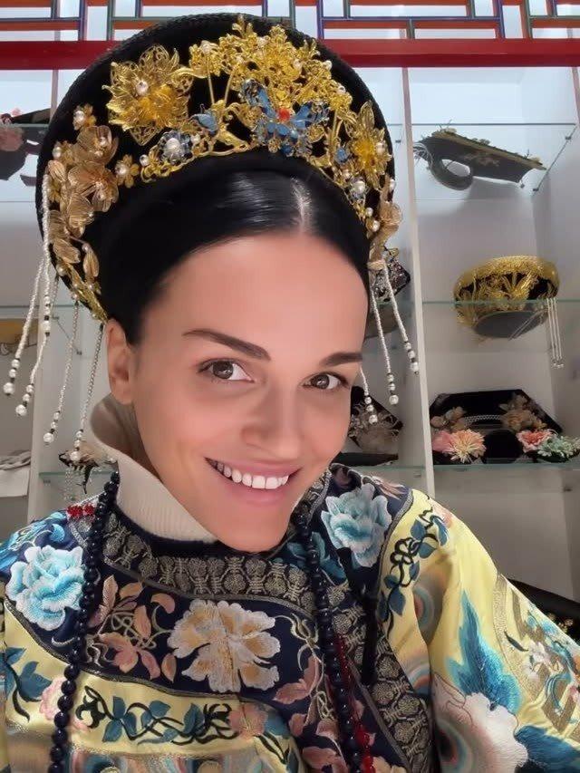 Зрители в Пензе увидели ситуацию иначе. В соцсетях разлетелись видео, где певица не попадает в фонограмму и с трудом связывает слова. Группа активисток в зале устроила демарш, требуя возврата денег прямо во время шоу.