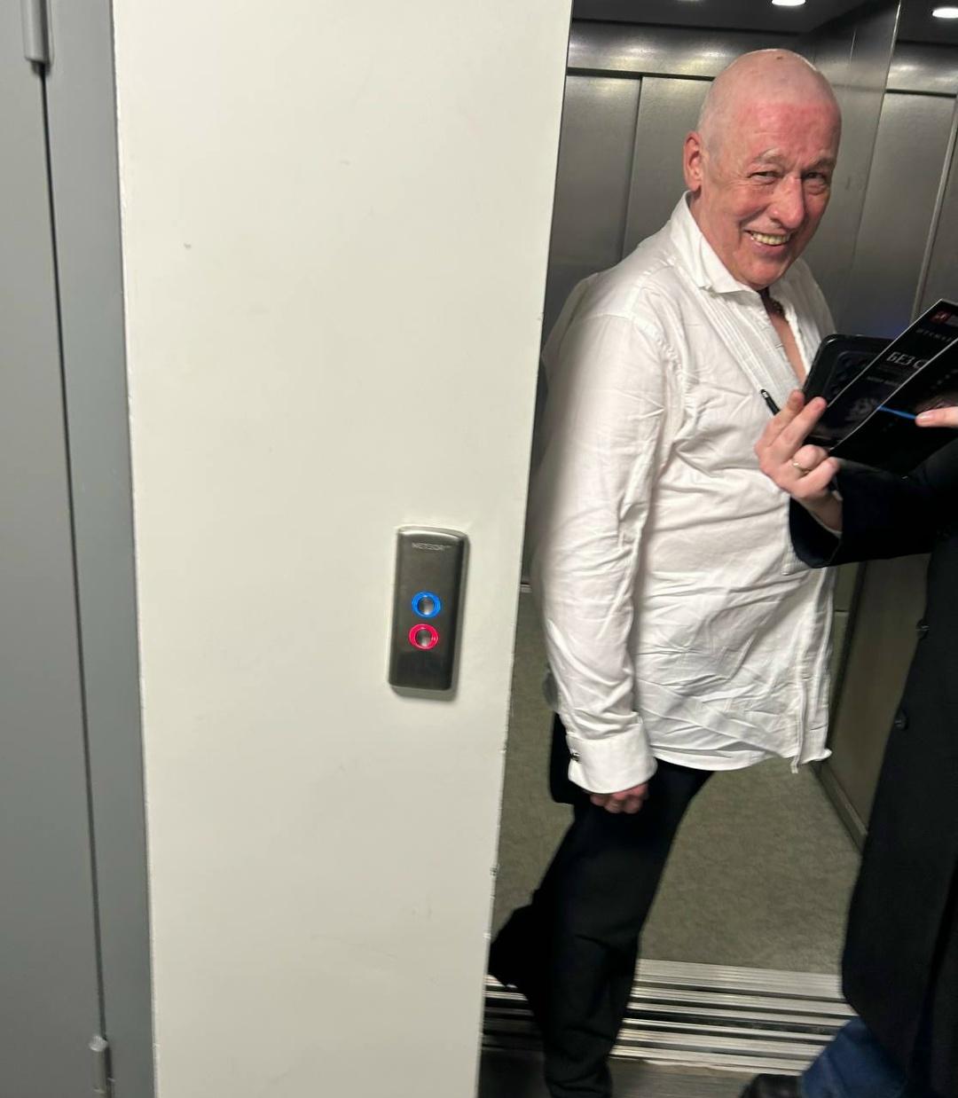 Михаил Ефремов вновь вышел на сцену — впервые после освобождения из колонии, где отбывал срок за смертельное ДТП. 🙏