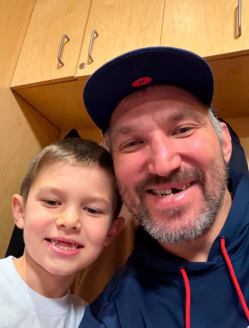 Мем дня: 7-летний сын Александра Овечкина лишился переднего зуба вслед за папой 😅