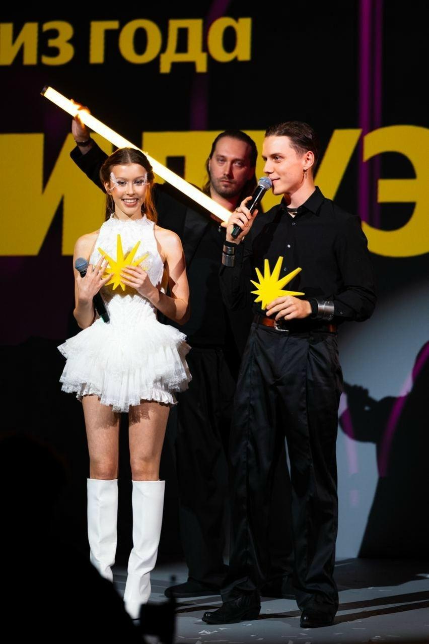 &#127926; Неожиданный дуэт: Аня Пересильд и Ваня Дмитриенко завершили год хитом!