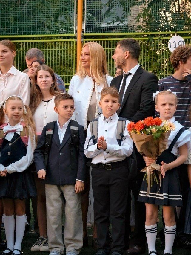 «Вместе ради сына»: Виктория Лопырёва и Игорь Булатов отложили все личные споры и воссоединились на торжественной линейке 1 Сентября. Школьный старт Марка Лионеля стал прекрасным поводом для всей семьи собраться вместе в России.💅