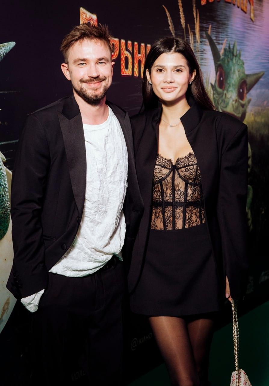 Саша Петров с супругой и Сергей Маковецкий с внучкой (которую легко спутать с Билли Айлиш&#128521;) появились на премьере семейного фильма "Горыныч", где Петров сыграл главную роль