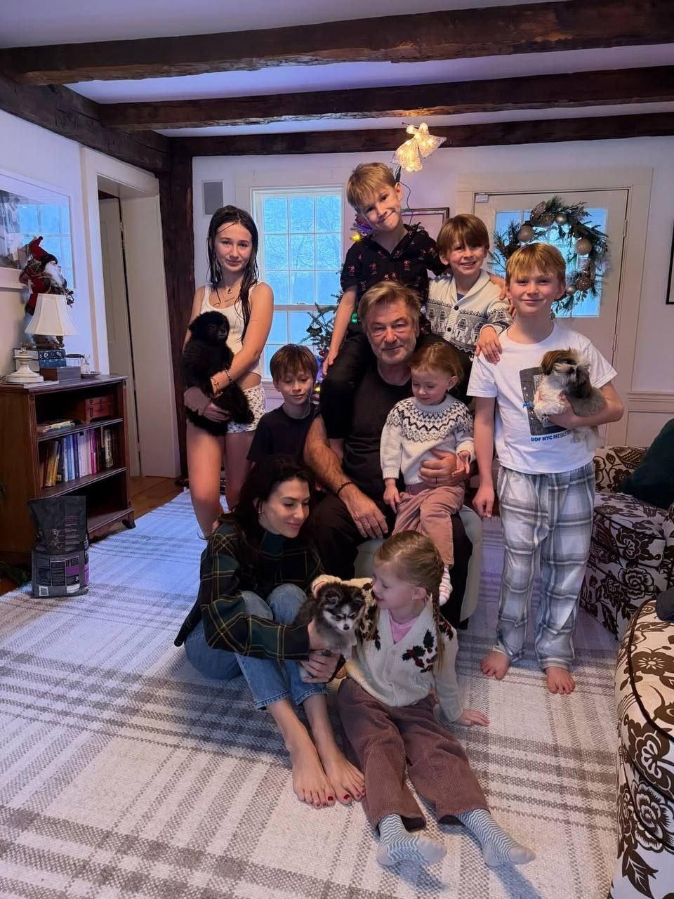 Алек Болдуин с семьёй - или чисто мы в последнюю рабочую пятницу года 😅
