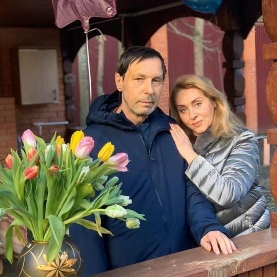 💔История Николая Носкова — это пример невероятного мужества и любви к своему делу. Супруга артиста, Марина, честно рассказала о том, как живет музыкант после двух тяжелых инсультов.