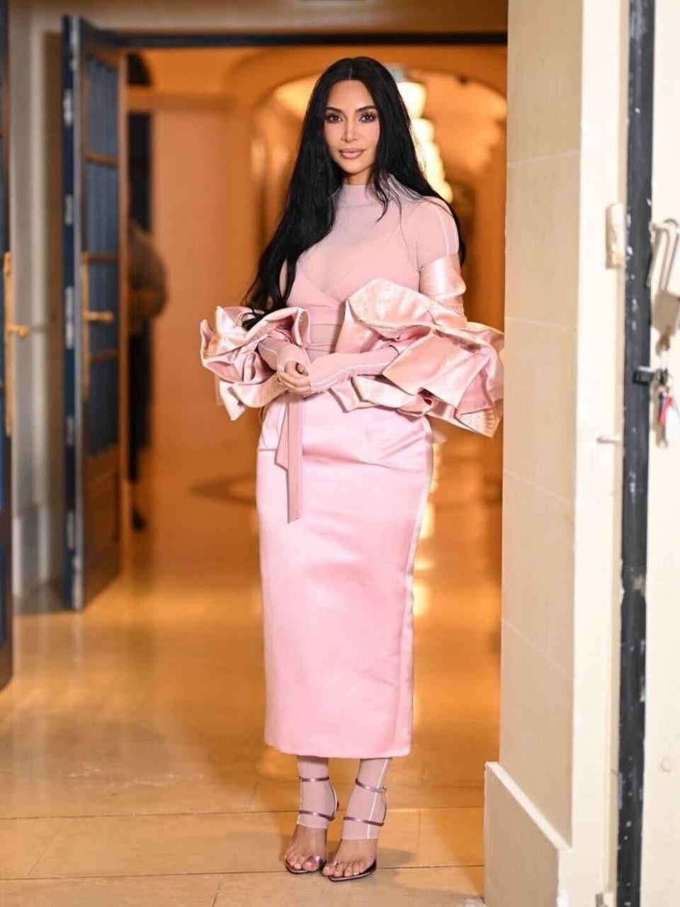 Ким Кардашьян сегодня на романтичном: звезда реалити в нежном розовом образе Skims x Nike отправилась на ужин в Париже